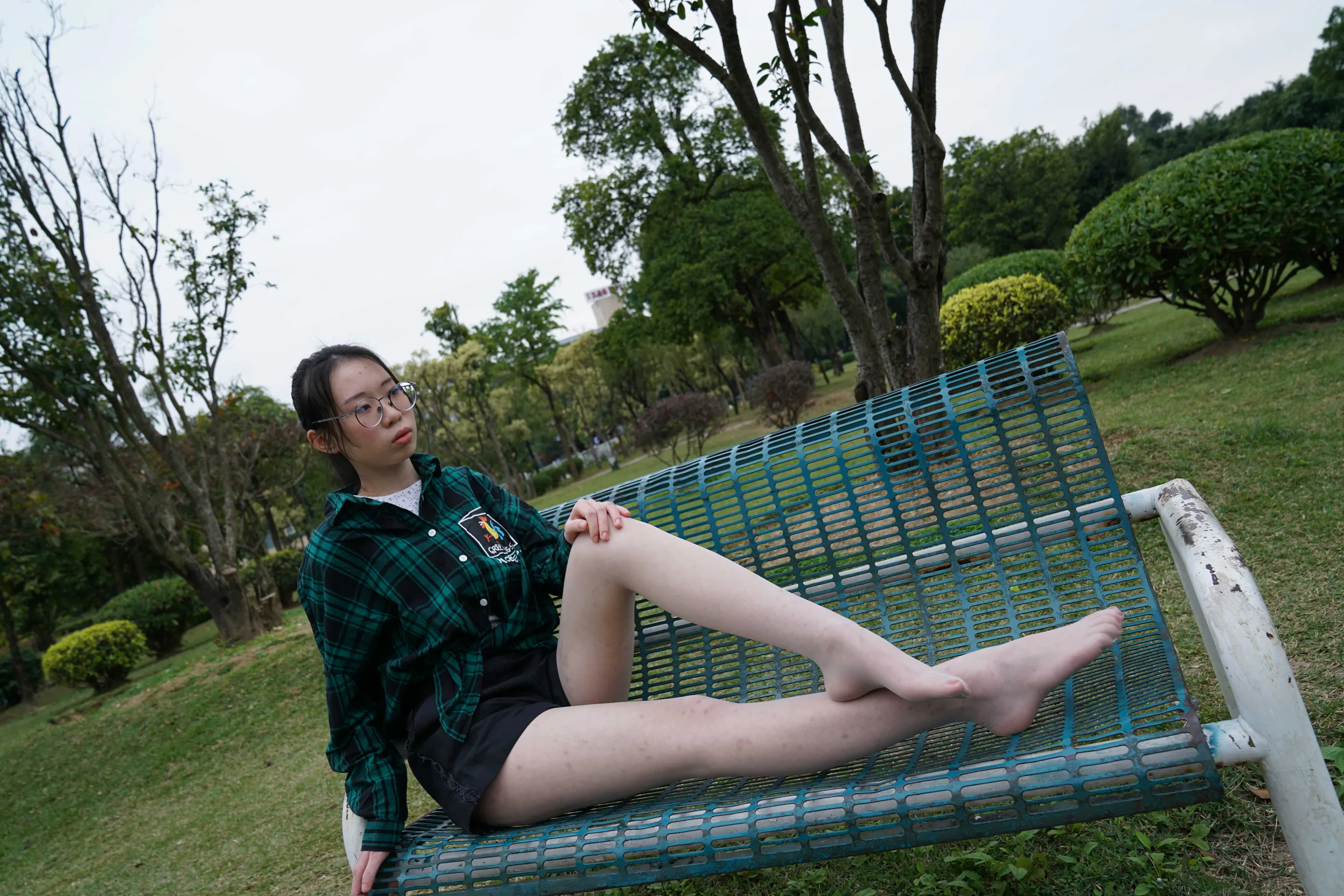 [Mzsock] NO.022 Xiao Zhang picks up a conversation with a high school student in the park and takes a direct photo of her silky feet street photography#[58P]-30